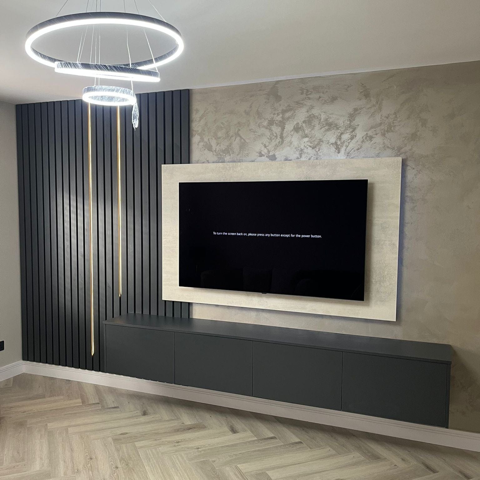 TV Backboard in White Chromix